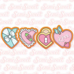 Puede incluir: Cuatro cortadores de galletas en forma de corazón. Los cortadores son de color naranja, rosa y azul con detalles blancos. Los cortadores son para el Día de San Valentín y presentan diseños como un lazo, una rosa, una cerradura y una flecha con la palabra "Love".