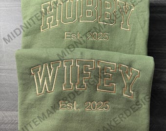 WIFEY & HUBBY Est. 2025 Maglie girocollo in pile ricamate - Set coordinato verde militare