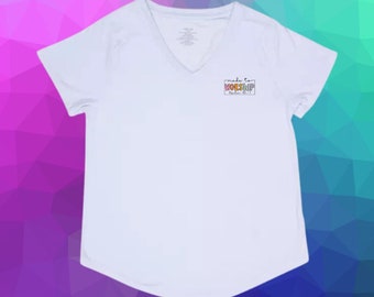 T-shirt bianca con scollo a V Made to Worship Salmo 95:1 - Ricamo pastello