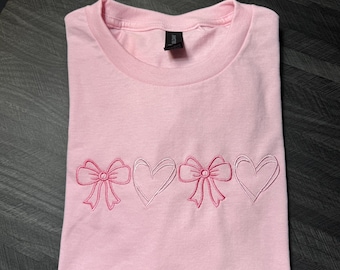 T-shirt ricamata con cuori e fiocchi rosa