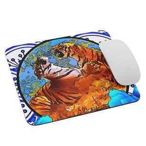 Könnte beinhalten: Eine farbenfrohe Mauspad mit einem kreisförmigen Design, das zwei kämpfende Tiger zeigt. Die Tiger sind orange und schwarz mit weißen Streifen. Der Hintergrund ist ein blaues und weißes Mandala-Muster.