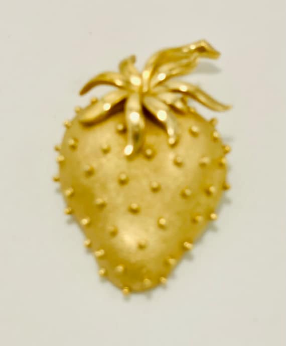 Crown Trifari Goldtone Strawberry 1960s - image 4