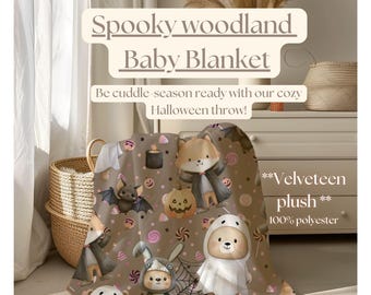 Könnte beinhalten: Eine braune Babydecke mit Halloween-Motiven. Sie zeigt Illustrationen von verkleideten Tieren, Kürbissen und Süßigkeiten. Der Text auf der Decke lautet "Spooky woodland Baby Blanket". Hergestellt aus 100 % Polyester.