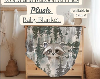 Puede incluir: Una manta de bebé de felpa con un lindo mapache asomándose desde detrás de un bosque de pinos. La manta está hecha de suave tela de felpa de terciopelo y está disponible en tres tamaños.