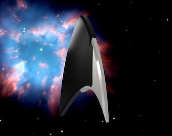 Puede incluir: Un emblema de la Flota Estelar negro y plateado, una forma de punta de flecha estilizada, sobre un fondo de nebulosa con tonos rojos y azules.