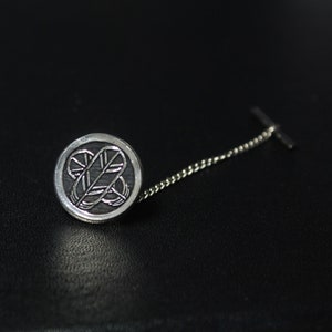 Outlined Crossing hawk feathers in a circle - Japanese Clan Crest - Kamon Tie tack / Lapel pin