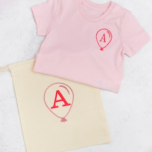 T-shirt de lettre de filles, T-shirt initial de filles, vêtements personnalisés de bébé, tee-shirt d'alphabet de filles, t-shirt de filles de monogramme, cadeau de bébé, brodé