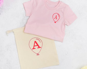 T-shirt de lettre de filles, T-shirt initial de filles, vêtements personnalisés de bébé, tee-shirt d'alphabet de filles, t-shirt de filles de monogramme, cadeau de bébé, brodé