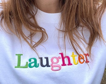 Felpa bianca con slogan ricamato Rainbow Laughter da donna