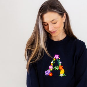 Sudadera azul marino con letra inicial floral personalizada bordada para mujer
