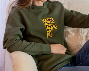 Sudadera de mujer kaki con inicial animal print personalizada bordada