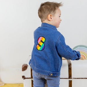 Chaqueta vaquera personalizada con inicial bordada de arcoíris para bebés y niños