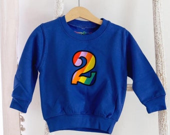 Personalisiertes Regenbogen-Alter besticktes blaues Sweatshirt des Kindes