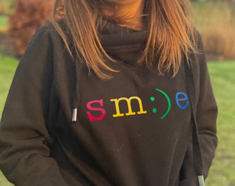 Rainbow Smile Embroidered zwarte dameshoodie