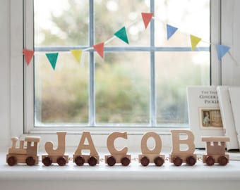 Nieuwe babycadeau gepersonaliseerde houten naamlettertrein voor babyverjaardag, doop of babykerstmis