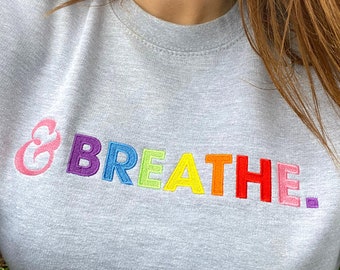 Grijze damessweatshirt Breathe Rainbow geborduurde slogan