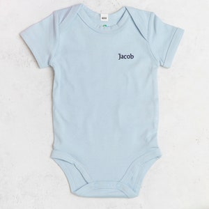 Personalisierte bestickte Baby Jungen Kleidung Set mit Geschenk Tasche, für Neugeborene, Baby Geschenk, Baby Outfit, Neugeborenen Geschenk für Babys Bild 2