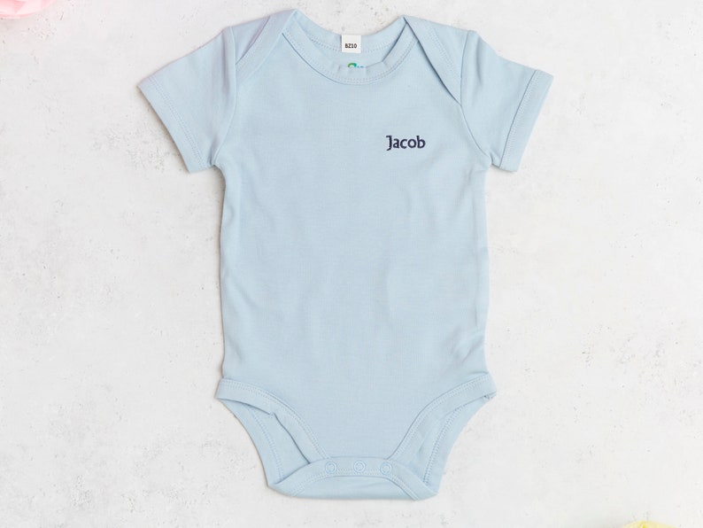 Personalisierte bestickte Baby Jungen Kleidung Set mit Geschenk Tasche, für Neugeborene, Baby Geschenk, Baby Outfit, Neugeborenen Geschenk für Babys Bild 2