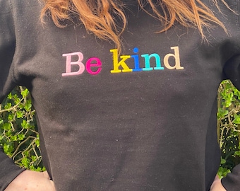 Frauen Regenbogen Be Kind Gestickter Slogan Schwarzes Sweatshirt