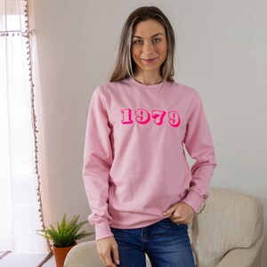 Sudadera rosa personalizada con bordado de neón y año de nacimiento para mujer