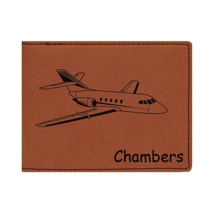 Cartera de cuero sintético grabada con su elección de diseño de avión / Cartera de piloto / Cartera de aviación / Cartera de avión