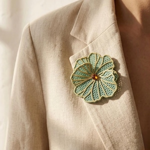 Puede incluir: Juego de tres tazas de cerámica con acabado mate moteado. Las tazas son de color azul, verde y blanco. Cada taza tiene un diseño sencillo y moderno, ideal para café o té.