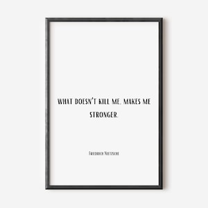 Puede incluir: Impresión tipográfica en blanco y negro con una cita de Friedrich Nietzsche: "Lo que no me mata me hace más fuerte."
