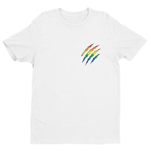 Könnte beinhalten: Weißes T-Shirt mit einem Regenbogen-Krallen-Motiv auf der Vorderseite.