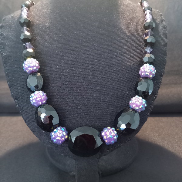 Collier noir et violet , perles de verres et shamballas