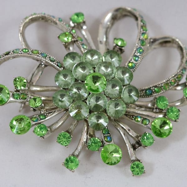 1928 Silver Tone Faux Peridot Green Rhinestone Ribbon Brooch Pin