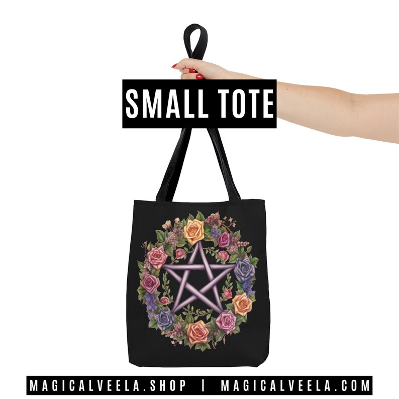 Puede incluir: Bolsa de tela negra con un pentagrama rodeado de una corona de rosas de colores. La bolsa tiene el texto "SMALL TOTE" impreso.