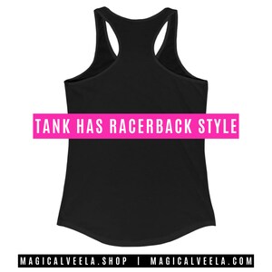 Peut inclure: D&eacute;bardeur noir &agrave; dos nageur. Le d&eacute;bardeur a un col rond et un dos nageur. Le texte "TANK HAS RACERBACK STYLE" est imprim&eacute; en rose sur le dos du d&eacute;bardeur.
