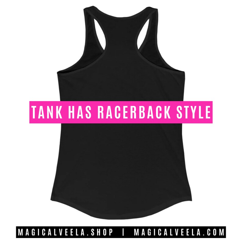 Peut inclure: D&eacute;bardeur noir &agrave; dos nageur. Le d&eacute;bardeur a un col rond et un dos nageur. Le texte "TANK HAS RACERBACK STYLE" est imprim&eacute; en rose sur le dos du d&eacute;bardeur.
