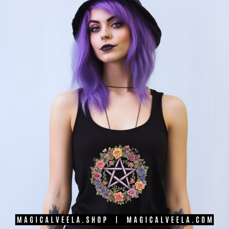Puede incluir: Un top negro de tirantes con un dise&ntilde;o de pentagrama floral. El pentagrama est&aacute; rodeado de una corona de rosas, flores silvestres y hojas en tonos de rosa, naranja, amarillo y morado. La modelo tiene el pelo morado y lleva un sombrero negro.