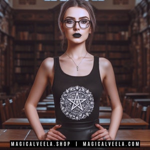 Peut inclure: Une femme portant un d&eacute;bardeur noir avec un motif de pentagramme et un collier avec une cl&eacute; en argent. Le pentagramme est entour&eacute; d'une couronne de feuilles et de fleurs. La femme est debout devant une biblioth&egrave;que.