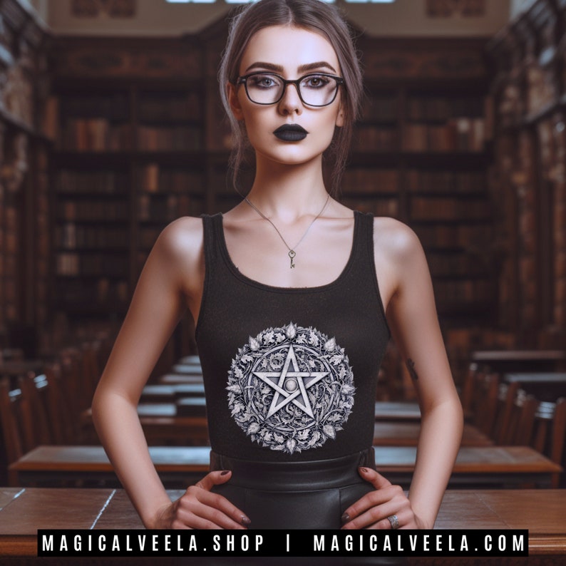 Peut inclure: Une femme portant un d&eacute;bardeur noir avec un motif de pentagramme et un collier avec une cl&eacute; en argent. Le pentagramme est entour&eacute; d'une couronne de feuilles et de fleurs. La femme est debout devant une biblioth&egrave;que.
