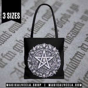 Peut inclure: Sac fourre-tout noir avec un pentagramme blanc entour&eacute; d'une couronne de feuilles. Le texte "MAGICALVEELA.SHOP | MAGICALVEELA.COM" est imprim&eacute; au bas du sac.