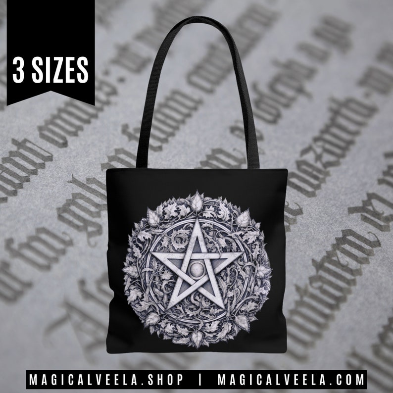 Peut inclure: Sac fourre-tout noir avec un pentagramme blanc entour&eacute; d'une couronne de feuilles. Le texte "MAGICALVEELA.SHOP | MAGICALVEELA.COM" est imprim&eacute; au bas du sac.