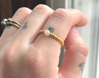 Anillo de cuentas de oro y ágata