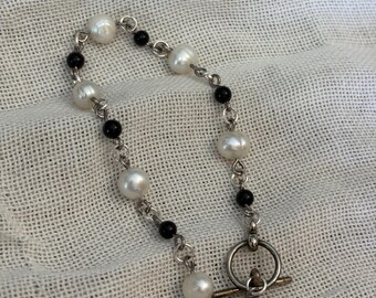 Pulsera con dije de cuervo bebé