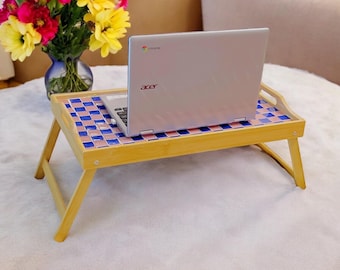 Bedtafel met mozaïektegels: handgemaakt roze en blauw keramisch schootbureau