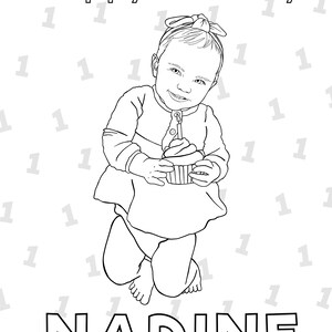 K&ouml;nnte beinhalten: Eine Schwarzwei&szlig;-Zeichnung eines jungen M&auml;dchens, das einen Cupcake mit einer einzigen Kerze darauf h&auml;lt. Das M&auml;dchen tr&auml;gt eine Schleife im Haar und ein Kleid. Der Text "happy birthday" und "NADINE" steht auf der Seite.
