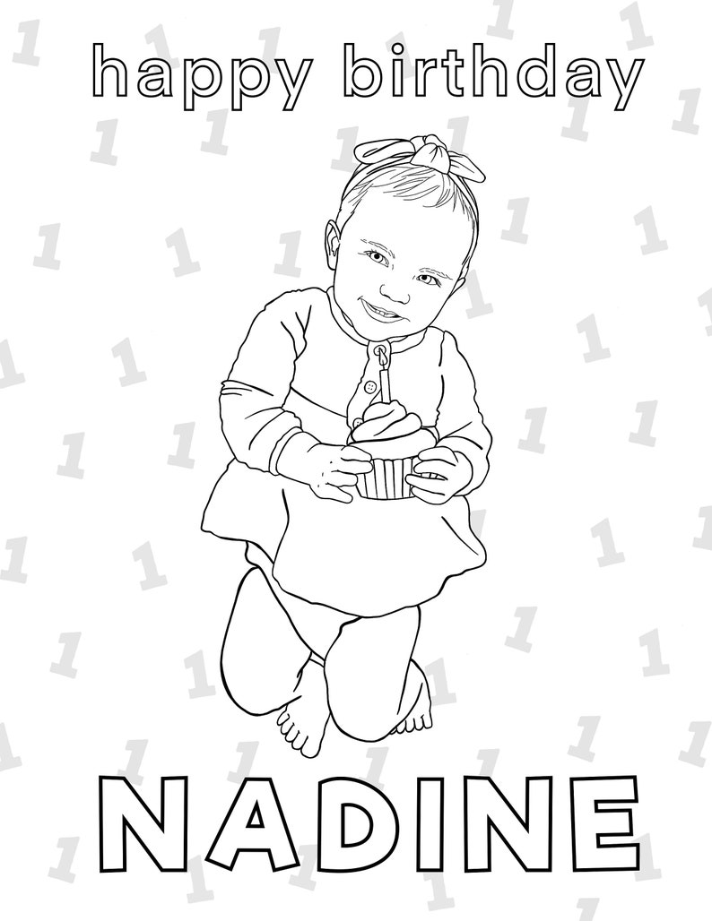 K&ouml;nnte beinhalten: Eine Schwarzwei&szlig;-Zeichnung eines jungen M&auml;dchens, das einen Cupcake mit einer einzigen Kerze darauf h&auml;lt. Das M&auml;dchen tr&auml;gt eine Schleife im Haar und ein Kleid. Der Text "happy birthday" und "NADINE" steht auf der Seite.