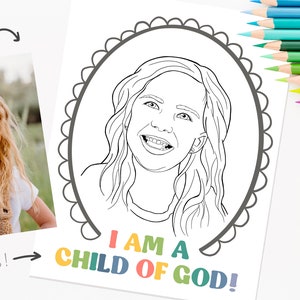 K&ouml;nnte beinhalten: Eine Schwarzwei&szlig;-Zeichnung eines M&auml;dchens mit langen Haaren in einem ovalen Rahmen. Der Text "I AM A CHILD OF GOD!" steht unter dem Rahmen in Regenbogenfarben.