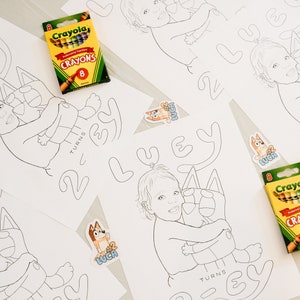 K&ouml;nnte beinhalten: Eine druckbare Malvorlage mit einem Kind, das einen Comic-Hund h&auml;lt. Die Seite enth&auml;lt den Namen "LUEY" und den Text "TURNS 2". Es gibt auch Aufkleber mit einem Comic-Hund mit dem Namen "LUCA" auf der Seite.