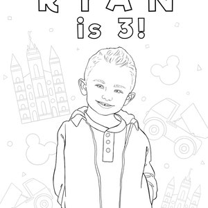 K&ouml;nnte beinhalten: Eine Schwarzwei&szlig;-Malvorlage mit einem Jungen namens Ryan und dem Text "Ryan ist 3!" Die Seite enth&auml;lt Bilder einer Kirche, eines Lastwagens und von Mickey Mouse.