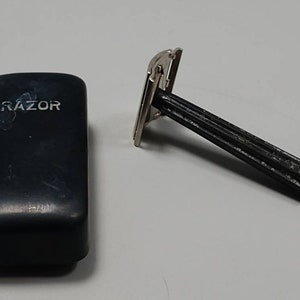 Vintage Gillette tech, 1951 W4? Bakelite handle, post-war safety razor, with vintage travel case