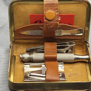 1960s  English Gillette tech travel set vintage safety razor in travel kit unique case &quot;real hide&quot;