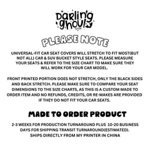 K&ouml;nnte beinhalten: Eine schwarz-wei&szlig;e Textgrafik mit den Worten "Darling Ghoul Studio" und "Bitte beachten" in gro&szlig;en, fetten Buchstaben. Der Text erkl&auml;rt, dass Universal-Sitzbez&uuml;ge f&uuml;r Autos sich dehnen, um zu den meisten Autositzen und SUV-Eimersitzen zu passen, aber nicht zu allen. Au&szlig;erdem wird darauf hingewiesen, dass der vordere bedruckte Teil sich nicht dehnt, sondern nur die schwarzen Seiten und die R&uuml;ckseite. Die Grafik enth&auml;lt auch den Text "Made to Order Product" und gibt die Produktions- und Versandlaufzeiten an.