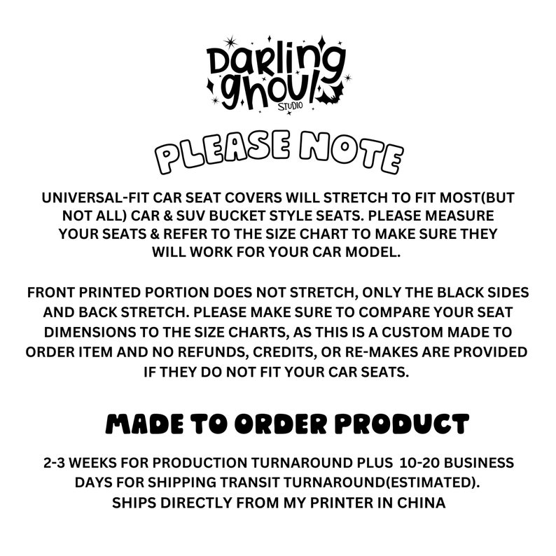 K&ouml;nnte beinhalten: Eine schwarz-wei&szlig;e Textgrafik mit den Worten "Darling Ghoul Studio" und "Bitte beachten" in gro&szlig;en, fetten Buchstaben. Der Text erkl&auml;rt, dass Universal-Sitzbez&uuml;ge f&uuml;r Autos sich dehnen, um zu den meisten Autositzen und SUV-Eimersitzen zu passen, aber nicht zu allen. Au&szlig;erdem wird darauf hingewiesen, dass der vordere bedruckte Teil sich nicht dehnt, sondern nur die schwarzen Seiten und die R&uuml;ckseite. Die Grafik enth&auml;lt auch den Text "Made to Order Product" und gibt die Produktions- und Versandlaufzeiten an.